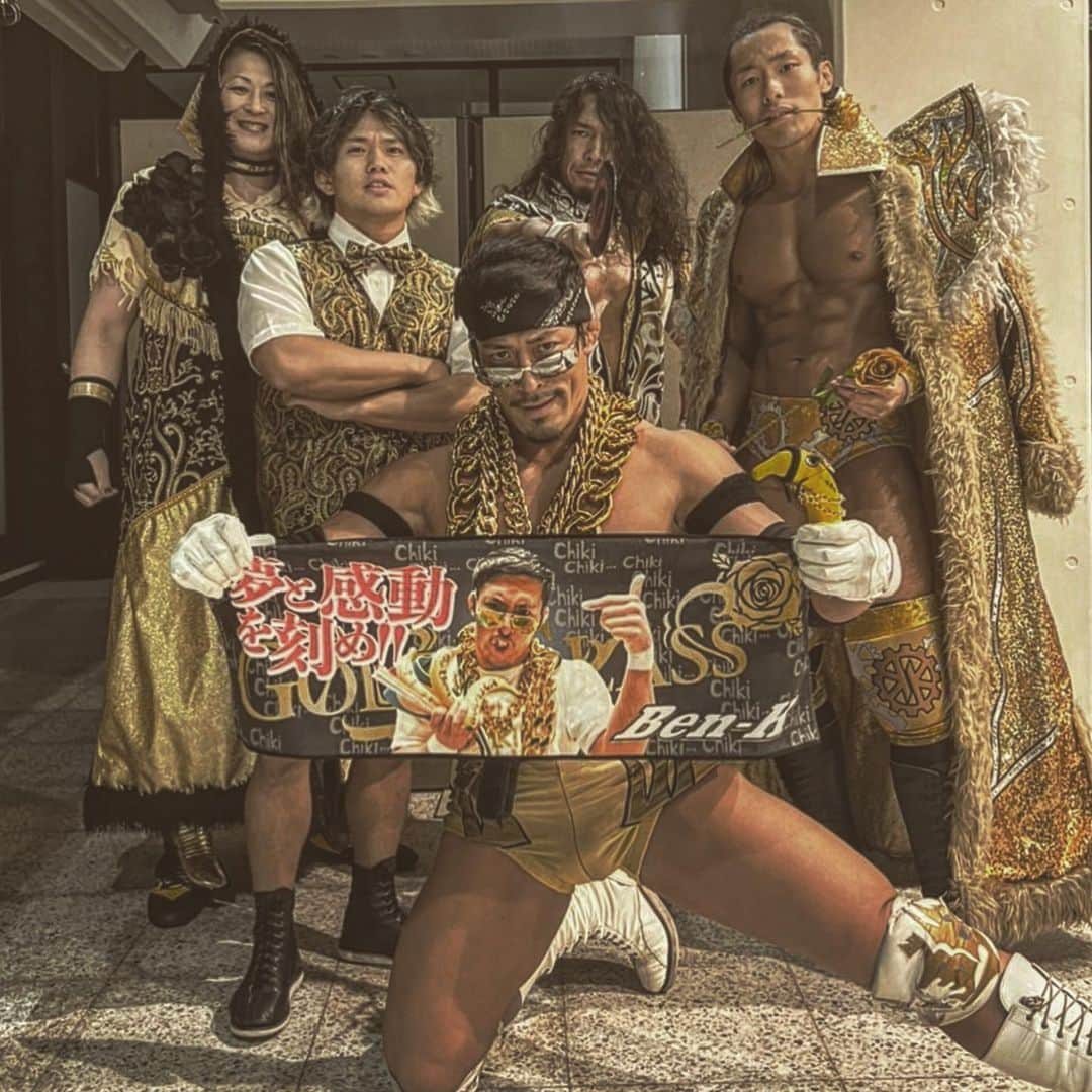 中村風太のインスタグラム：「DRAGONGATE 年間最大のビッグマッチ神戸ワールド記念ホール大会まであと3日❗️  GOLDCLASS が間違いなく、確実にプロレスファンに夢と感動をお届けします😎✨  【レックpresents #KOBEプロレスフェスティバル2023 対戦カード!!】 7/2(日)15:00~ #神戸ワールド記念ホール   ▼オープン・ザ・ツインゲート選手権試合 王者組 #望月ススム #神田ヤスシ vs 挑戦者組 #BxBハルク #Ben_K  刻んでやるぜ😎👇✨  チキチキチキ。アーィ  #dragongate  #ドラゴンゲート  #dragongatenetwork  #prowrestling  #プロレス #GOLDCLASS #ben_k #チキチキチキ #チキンラーメン #オフィシャルスポンサー #上田電気工業　様 #健心　様 #M 様  #筋肉 #筋トレ #workout #日本」