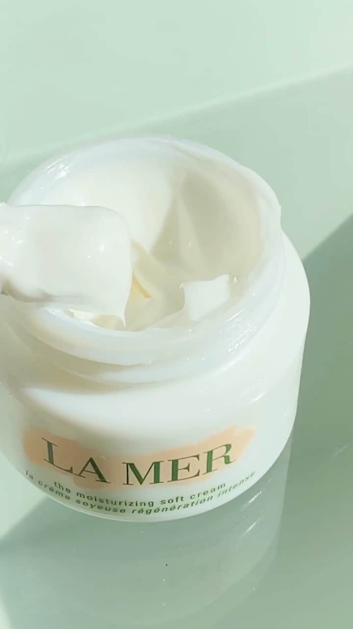 ドゥラメールのインスタグラム：「Mix and glow with La Mer.   First, take a bit of your all-day healing La Mer moisture (today, we’re using The Moisturizing Soft Cream). Next, mix in a few drops of The Renewal Oil for a radiance boost. Glide onto skin and gently pat. Then, use Gua Sha as follows:  1. Begin by positioning Gua Sha at the chin, then gently glide outward along jaw to earlobes.  2. Repeat the same gliding motion across lower cheeks, followed by upper cheeks, and then outward to ears.  3. Gently glide under the eyes and out toward temples.  4. Position Gua Sha in the center of forehead, then glide outward to temples.  5. Finish with a downward glide on the neck.  There’s that gorgeous glow. Shop now at the link in bio. #LaMer #LaMerSkincare #LaMerSoftCream #LaMerRenewalOil」