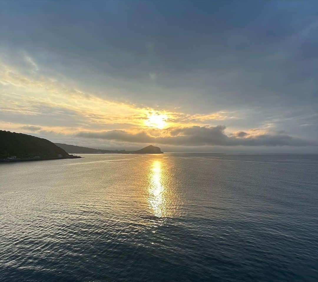 伊達公子さんのインスタグラム写真 - (伊達公子Instagram)「飛行機に乗って降り立った場所は利尻島。 飛行時間40分！あっという間だった。 今日からはお仕事で来ました。 初めての利尻島だけど今日からお天気がイマイチ… でも日の入りの時間には少し雲が抜けて利尻岳も夕日もキレイに見えた。  だけど明日からも数日お天気が良くない予報…  #伊達公子 #kimikodate  #テニス  #テニスプレイヤー #tennis  #tennisplayer #2023年6月28日 #利尻島  #お天気いまいち  #日の入り前  #夕日  #利尻島の夕日  #利尻岳」6月29日 0時05分 - kimiko.date