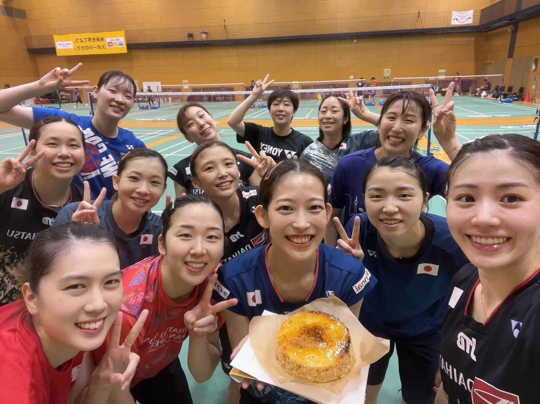 松山奈未のインスタグラム：「. . . 25歳になりました😬!! 練習終わりにちいが買ってきてくれたケーキでみんながお祝いしてくれました🥺🎂  沢山の方からメッセージ頂けて幸せな1日になりました🥰 また1年よろしくお願いします🙇🏻‍♀️❕」