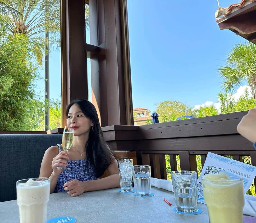 のインスタグラム：「🎂Birthday Trip🎂✈️  @fsorlando ホテル いろいろ🩵📸🩷  ディズニーの各パークまでそれぞれ車で、 10〜30分で行けるホテルです。 ディズニーのキャラクター色が強すぎるホテルは苦手なのでここにして良かった。  サービスもプールもスパもジムも良くて ご飯も美味しい😋  ディズニーカウンターもあるからチケットなどもホテルで買えます🎫👍✨  11歳と13歳の#birthdaytrip」
