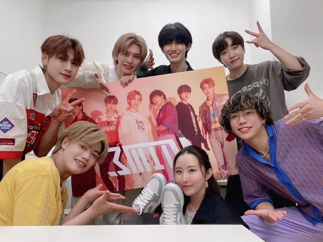岩井ひかるのインスタグラム：「A/TIMΣに誕生日お祝いしてもらいました🥺嬉しい毎日履く！👟ピカピカのNIKEのシューズだ！！そーいえばなんで足のサイズ知ってるんだろ。 メンバーが話し合ってくれて、そして考えてくれてサプライズしてくれて本当にありがとう。涙が出そうで写真はとても我慢してる顔してるww このグループのプロデュースして良かったと思う事ばかりです。 それくらい皆んなには可能性とアーティストとしての素晴らしい芯が備わってる人たちだと思います。 皆んなが自分自身がA/TIMΣと思ってくれているからこそ、誇りだ！幸せだ！A/TIMΣの人生で良かったと思える活動を作る事が私の目標です。 共に人生謳歌しよう！！私も人生をかけてあなた達と生きていきます！！！ ＃大男の親　#ATIME」