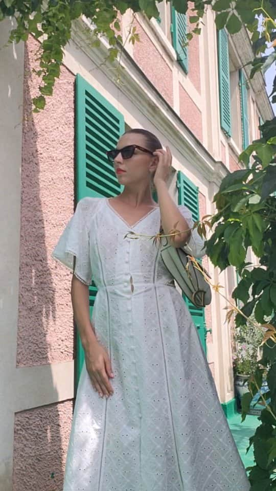 メリティナ・スタニウタのインスタグラム：「escape to Gyverny   #giverny #France #summer #summerlook #dress #whitedress」