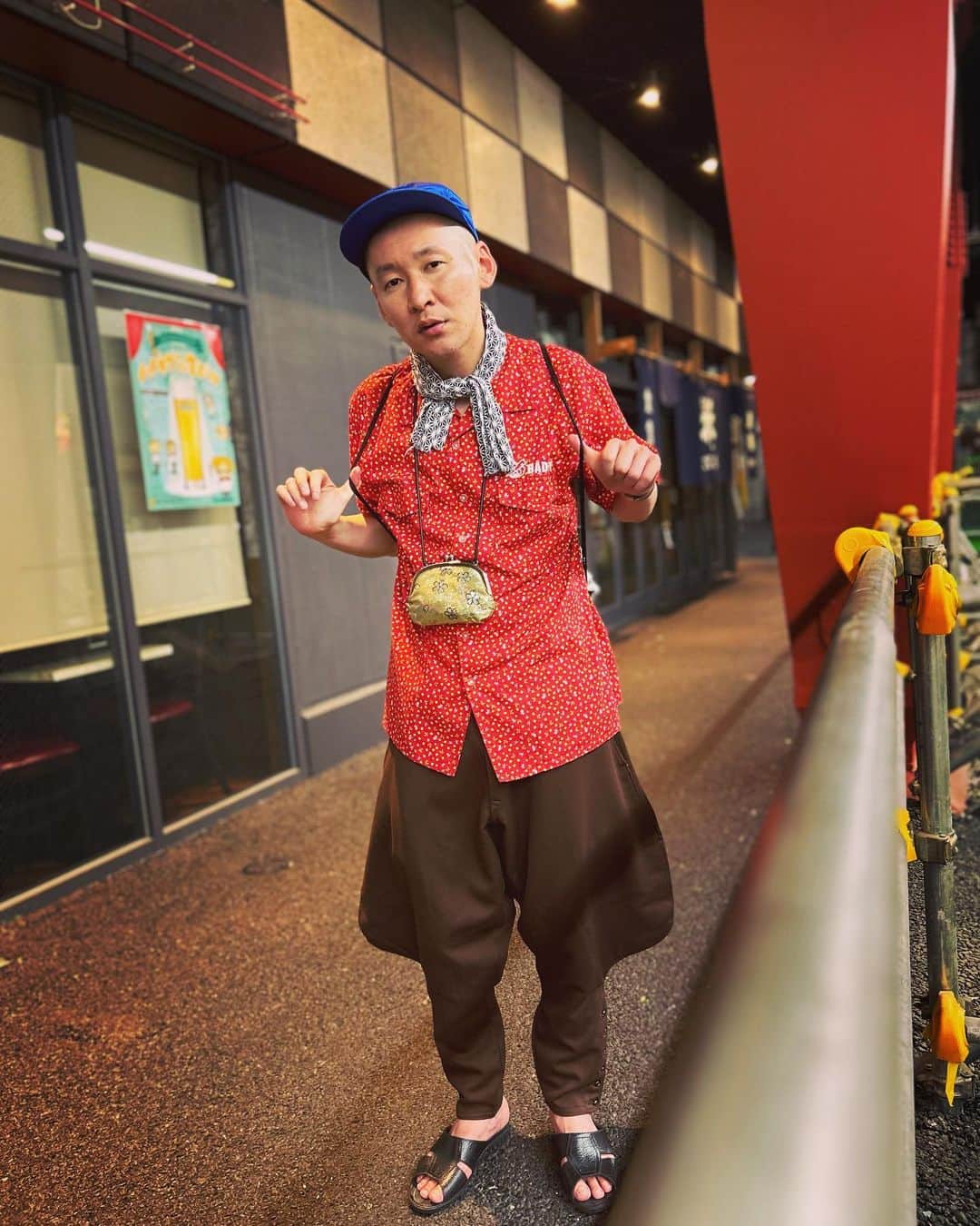 市川刺身さんのインスタグラム写真 - (市川刺身Instagram)「今日の服装。 渋谷でライブ蒸し蒸ししてる夜。  BAD BOYの悪少年の赤シャツ。 絞りのエグいニッカ。 黒の便所サンダルに青の光沢ある帽子に金のがま口に手拭い巻いてナップサック。  ライブ終わりにゆにばーすの川瀬さんと入間国際宣言の千葉ゴウさんとバビロン千葉さんとえのけんラーメン行って冷やし中華食べて阿佐ヶ谷から歩いて帰宅。 写真撮るの忘れてて高架下の鉄の手すりに携帯置いて自分で撮りました。 鉄の手すりありがとう。  #今日着た服 #ファッション #古着 #BADBOY #ニッカ #えのけん #冷やし中華 #高架下」6月29日 0時19分 - soitsudoitsu