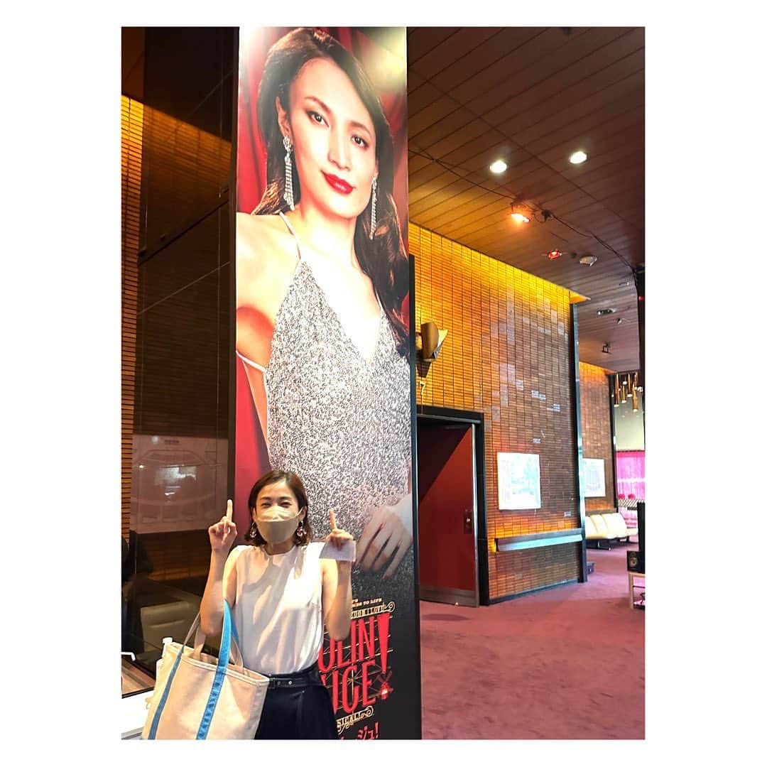 大月さゆのインスタグラム：「⁡帰り道はずっと ヘーいしすたー ごーしすたー そーるしすたー ふろーしすたー って歌ってました🎶 ❤️ムーラン・ルージュ❤️ 望海あやちゃん、よしおさん、キャストの皆さん！サイコーに素敵で楽しかったです！！ ⁡ ⁡ そしてそして写真を撮ってくださったのは、劇場入口でバッッタリお会いしたまーちゃんこと、朝夏まなとさんっ有難うございました🫶 ⁡ ⁡ #ムーランルージュ #プレビュー公演 #帝国劇場 #一歩入ると #ブロードウェイだった」