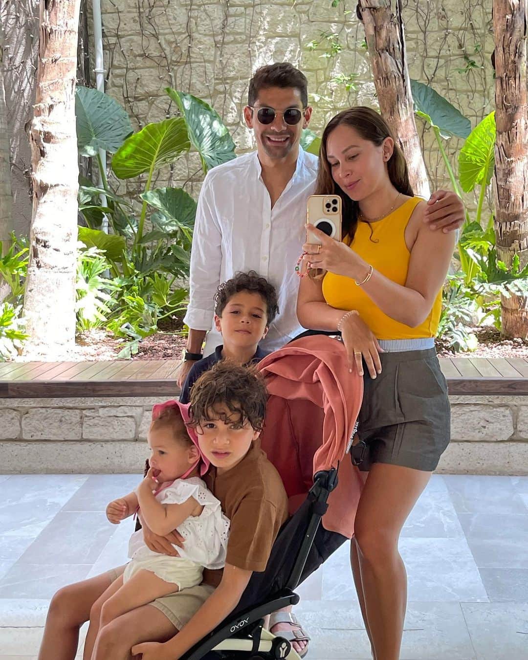 クリスチャン・ガンボアのインスタグラム：「Family time 🔋👨‍👦‍👦👩‍👧 #recap #holidays #family#crazyfamily」