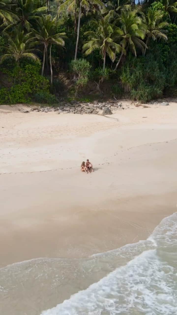 のインスタグラム：「Algunas pruebas con el drone, disfrutando de toda la playa para nosotros solos 😍☀️🏝️🌊」