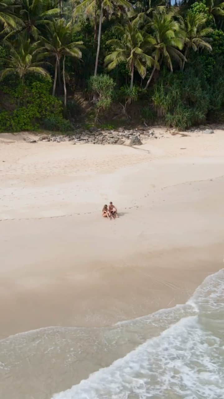 ニコラス・タグリアフィコのインスタグラム：「Algunas pruebas con el drone, disfrutando de toda la playa para nosotros solos 😍☀️🏝️🌊」