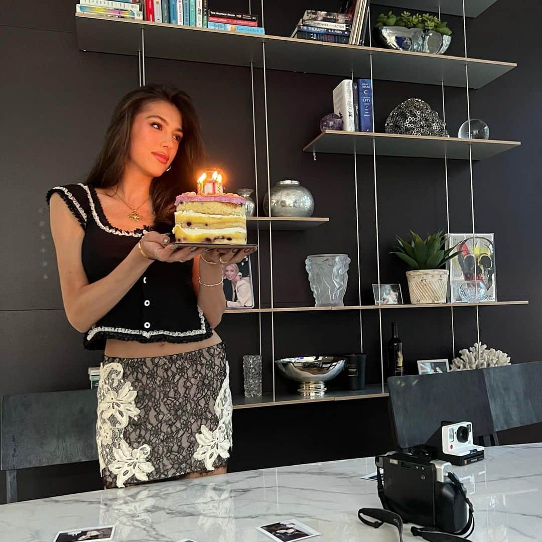 システィーン・スタローンのインスタグラム：「25🎂」