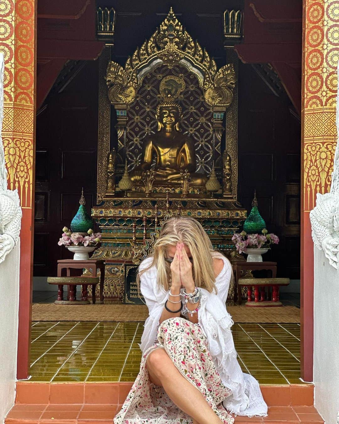 アドリアーネ・ガリステウさんのインスタグラム写真 - (アドリアーネ・ガリステウInstagram)「Primeiro dia por aqui, primeira coisa, agradecer…. 🙏♥️ 🇹🇭 #thailand #changmai #temple #tksgod」6月29日 0時32分 - galisteuoficial