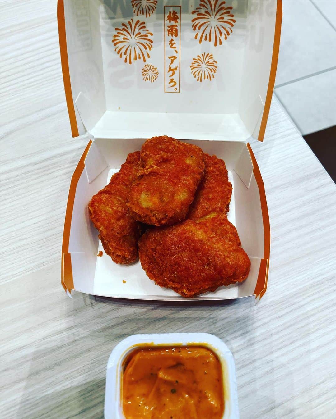 のインスタグラム：「スパイシーチキンマックナゲットとガーリックハバネロソース。 私は辛くなかったけど、母は辛かったらしい💦  #スパイシーチキンマックナゲット #ガーリックハバネロソース #マクドナルド #期間限定」