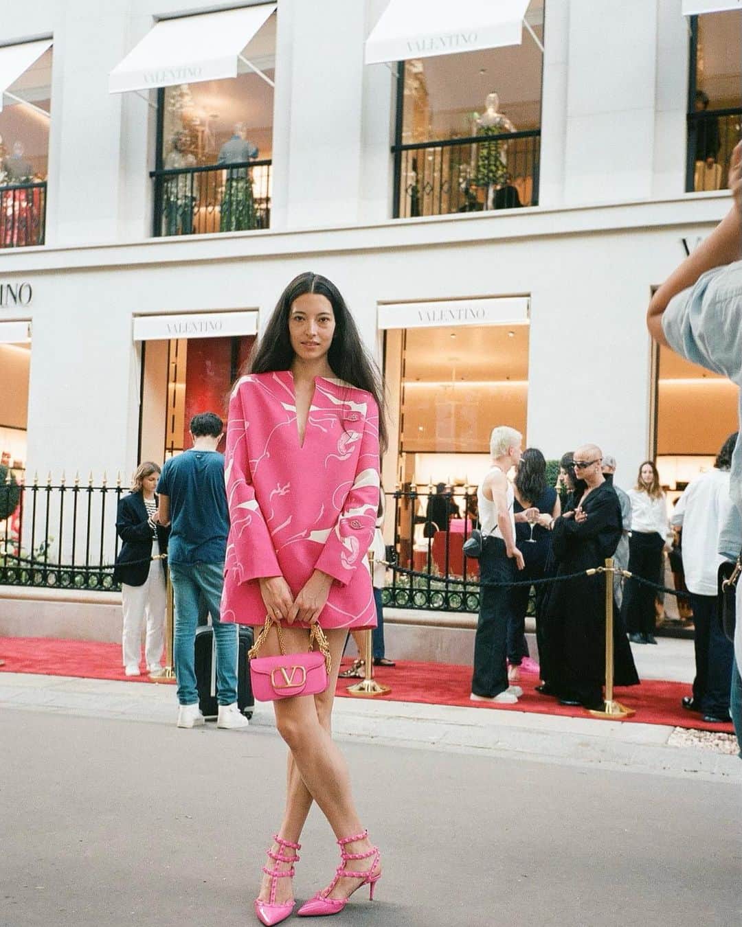 オニール八菜のインスタグラム：「Wednesdays we wear pink… 💓 @maisonvalentino」