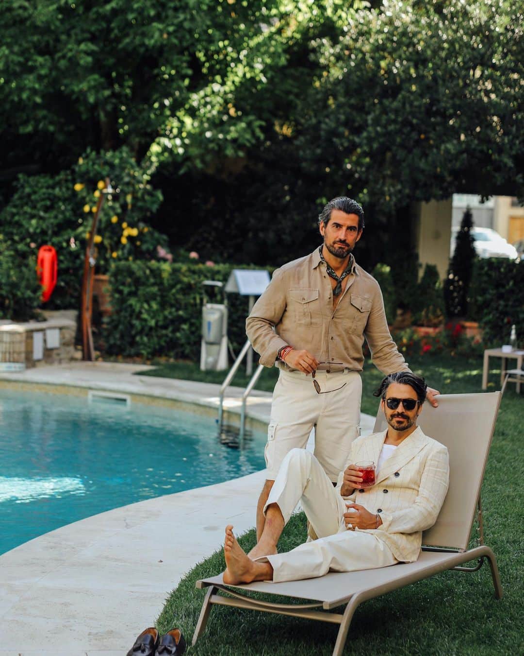 MR PORTERのインスタグラム：「Pull up a seat - it's Aperitivo hour. Saluti!  Mr @maxpoglia captured by @lorenzo_sodi as part of the MR PORTER Al Fresco! collection. Head to the link in bio to shop the look.」