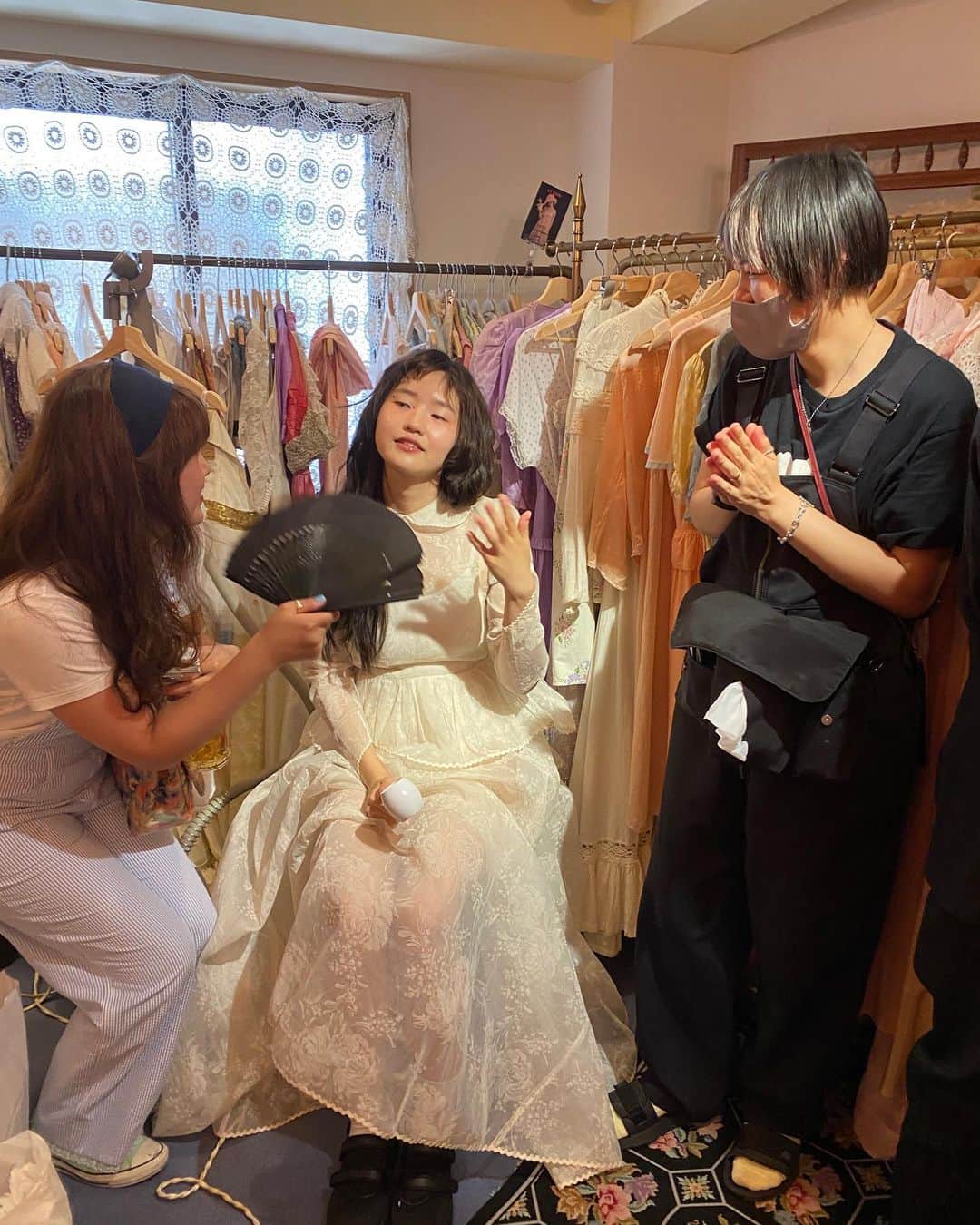 小藪奈央のインスタグラム：「. Korean friends 🫶🫶🫶 7월 말에 팝업에서 만날 수 있기를 기대합니다.  Looking forward to meeting you next month for @curios_tokyo pop up shop 🤍   最近韓国の方々との出会いが多くて嬉しいな🤍 お店にもインフルエンサーさんたちが沢山来てくれてて🥹 私が行った事ないからついに来月末pop upしに行く事になりました✈️ 再会出来るのが楽しみ🫶  今勉強のためやっと愛の不時着みてる。 勉強になるかな、、」