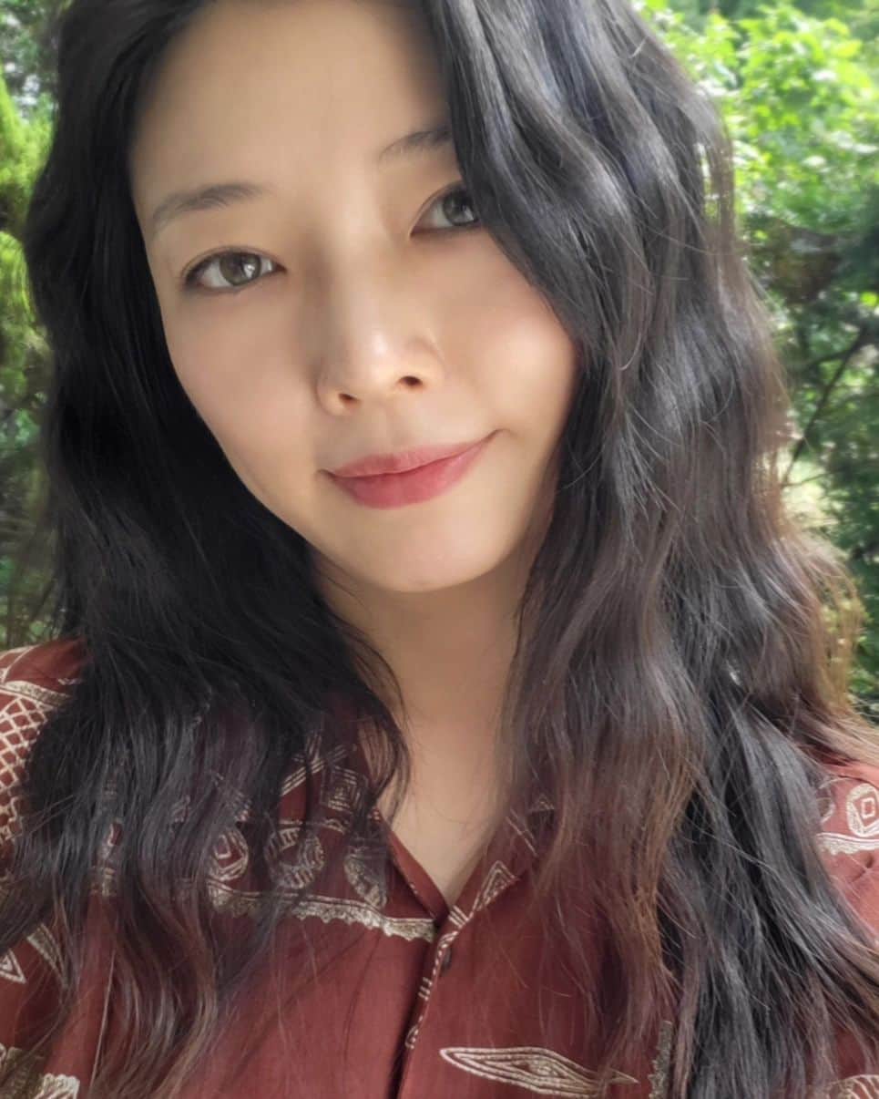 のインスタグラム：「. 오늘 하루동안 4가지의 스타일링 ㅎㅎㅎㅎㅎㅎ  아니 촬영도 아닌데 왜 이러는데 😅  뭔가 스스로 지겨운 모양이다 지겨운 거 못견디는 사람 🖐  머리카락 좀... 제발  . #스타일 #변화 가 필요해..」