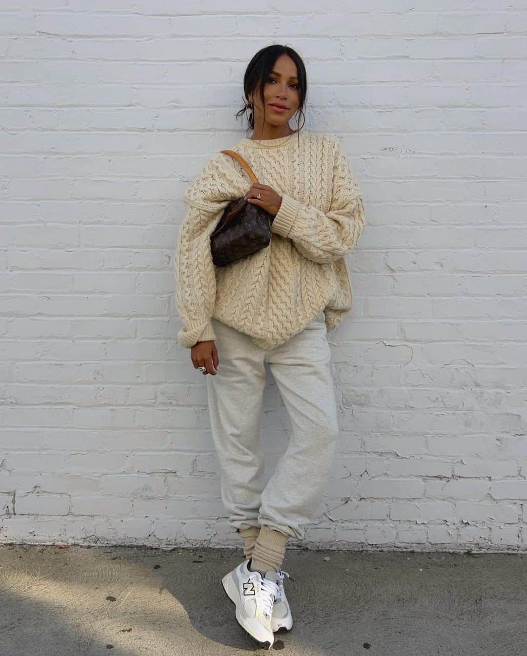 ジュリー・サリニャーナのインスタグラム：「My comfy, early morning errands ‘fit. #ootd」