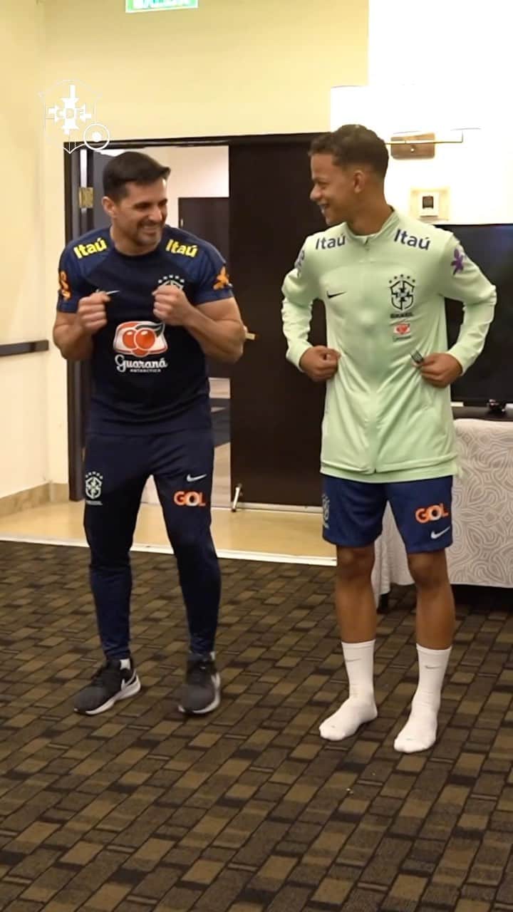 のインスタグラム：「Enquanto isso, na Seleção Brasileira Sub-17, que está no México para amistoso contra os dono da casa, nossos crias enfrentam o tradicional trote da Seleção.  Teve até a dança do Pombo. @richarlison estão aprovados? 😂😂  🎥 @nterme」
