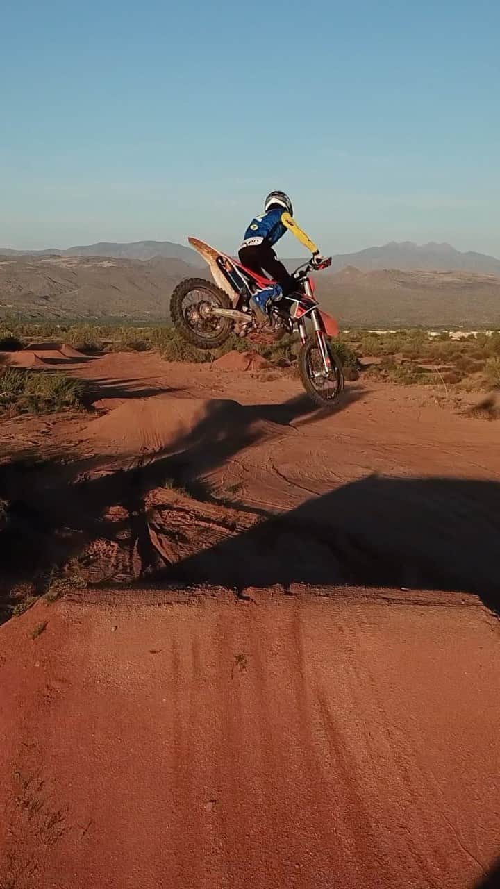 のインスタグラム：「‘THE LONE RIDER’ ft. @Jeremy_Fappani is LIVE 🔥 Link in bio  The Monster Army crew took a trip to the desolate deserts of Arizona, where they caught up with future Supercross and Motocross phenom Jeremy Fappani for an epic week of riding 🌵  #MonsterArmy #MonsterEnergy #Motocross #Moto #Motorsport #Race #Racing」