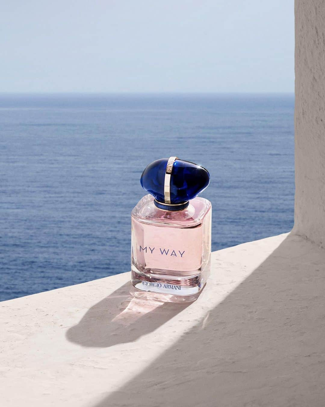 Armani Beautyさんのインスタグラム写真 - (Armani BeautyInstagram)「A citrus, floral perfume. Exuding the vibrant floral notes of jasmine and orange blossom, MY WAY EAU DE PARFUM radiates sweet and refreshing notes to create the perfect sensual scent for summer.   #Armanibeauty #MyWay #IAmWhatILive #Fragrance」6月29日 1時00分 - armanibeauty