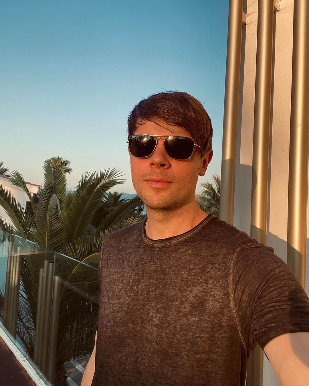 シン・コールのインスタグラム：「Ibiza & Benalmádena 🇪🇸🌴 Btw new song coming on Friday! swipe for preview」