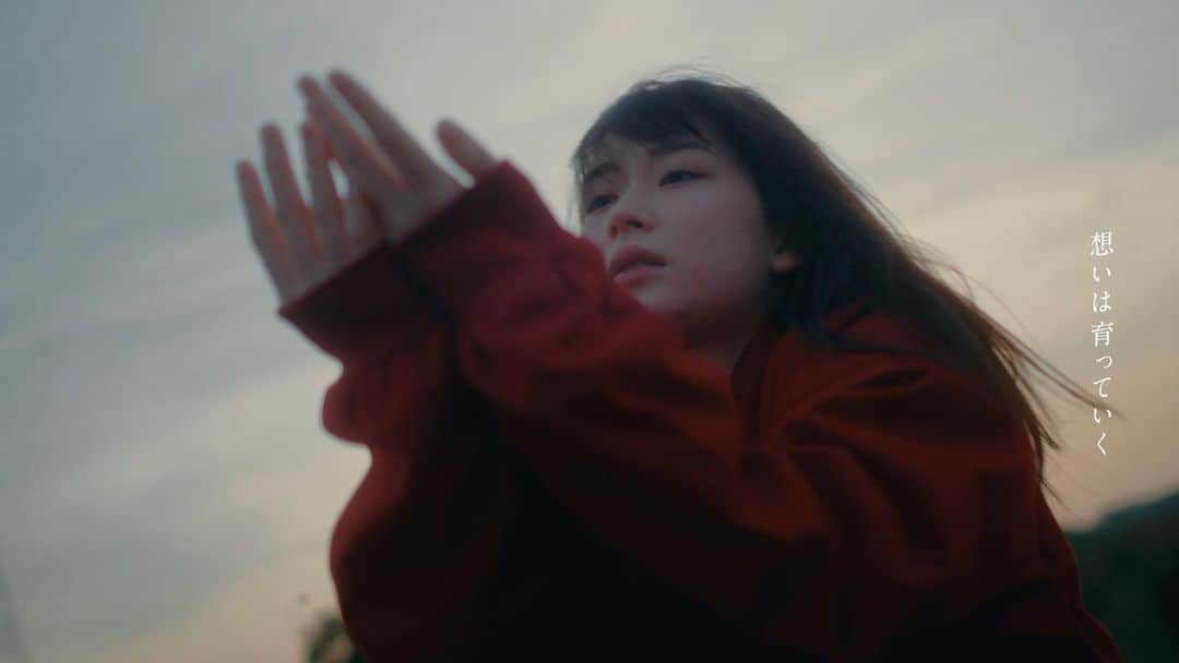 のインスタグラム：「『ラズベリー』Music Video News Release  comment  ✳︎  『ラズベリー』Music Video の主人公、大切な女の子を演じてくださった、女優の畑芽育さんについて。  表現にいつだって身を捧げる思いで生きている畑さんの情熱が、この作品にかけがえのない力を与えてくれたのだと感じています。  可憐で、プロフェッショナルで、心が強くて、でも壊れそうなものをたくさん持っていて──畑さんにカメラを向けながら、なんだか泣きたくなるような想いで一日中撮っていました。  どんな時間を生きてきたら、こんなふうになれるんだろう？と思わせられてしまう、カメラの前に立つ痛切さが、畑さんの全身から立ち昇っていて。でも、目はとろんと優しくて甘くて。『ラズベリー』の詞みたいな恋をしている、まるい瞳でした。  そんな畑さんへと、恋に落ちながら、撮りました。   いろんな女の子の心の投影を許すような、あらゆる人の燃ゆる気持ちの受け皿となれるような、畑さんのうつくしさが、この映像に残されていることを願います。   『ラズベリー』という歌に包まれた物語が、 もどかしい心と体とともに夜を駆け抜ける、 女の子の魂にやさしく寄り添えますように。   山戸結希──映画監督  ✳︎  #マルシィ  https://youtu.be/7Pk-9_fZHdg」