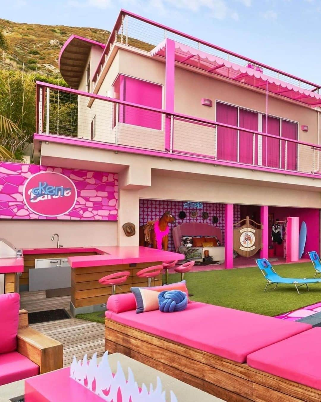 Blonde Saladさんのインスタグラム写真 - (Blonde SaladInstagram)「This is a dream came true! Barbie’s Malibu DreamHouse is back on Airbnb – but this time, Ken is hosting. 👱🏼‍♂️  While Barbie is away, Ken is listing his room in her iconic Malibu DreamHouse on Airbnb and bringing Barbie’s all-pink world back by popular demand.  In celebration of the highly anticipated release of Barbie The Movie, Ken is inviting two lucky guests to stay in the newly revamped Malibu DreamHouse in all its Kendom glory.  Located in sunny Malibu, the oceanfront mansion features panoramic views and serves as the perfect backdrop for Ken’s picture-plastic paradise. Fans will be able to request to book Ken’s bedroom in the Malibu DreamHouse for two individual one-night stays for up to two guests each on July 21 and July 22, 2023. Of course the stay will be free of charge but be prepared for a rollerblades ride with Ken! 💖  📸 Airbnb  #Barbie #Barbiecore #BarbieTheMovie #BarbieMalibuHouse #TheBlondeSalad」6月29日 1時05分 - theblondesalad