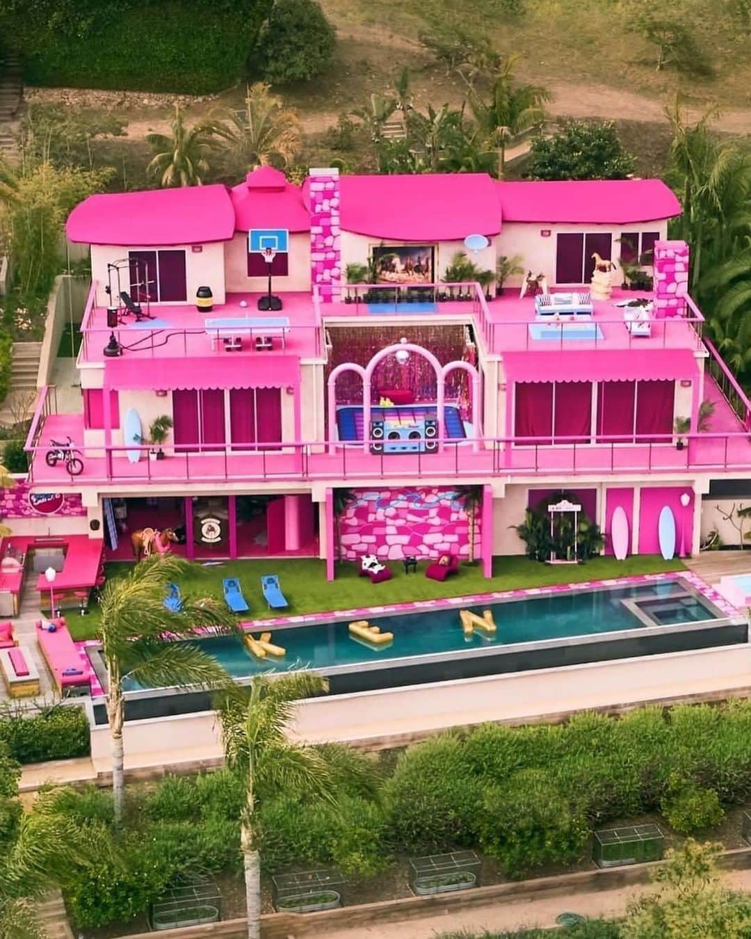 Blonde Saladさんのインスタグラム写真 - (Blonde SaladInstagram)「This is a dream came true! Barbie’s Malibu DreamHouse is back on Airbnb – but this time, Ken is hosting. 👱🏼‍♂️  While Barbie is away, Ken is listing his room in her iconic Malibu DreamHouse on Airbnb and bringing Barbie’s all-pink world back by popular demand.  In celebration of the highly anticipated release of Barbie The Movie, Ken is inviting two lucky guests to stay in the newly revamped Malibu DreamHouse in all its Kendom glory.  Located in sunny Malibu, the oceanfront mansion features panoramic views and serves as the perfect backdrop for Ken’s picture-plastic paradise. Fans will be able to request to book Ken’s bedroom in the Malibu DreamHouse for two individual one-night stays for up to two guests each on July 21 and July 22, 2023. Of course the stay will be free of charge but be prepared for a rollerblades ride with Ken! 💖  📸 Airbnb  #Barbie #Barbiecore #BarbieTheMovie #BarbieMalibuHouse #TheBlondeSalad」6月29日 1時05分 - theblondesalad