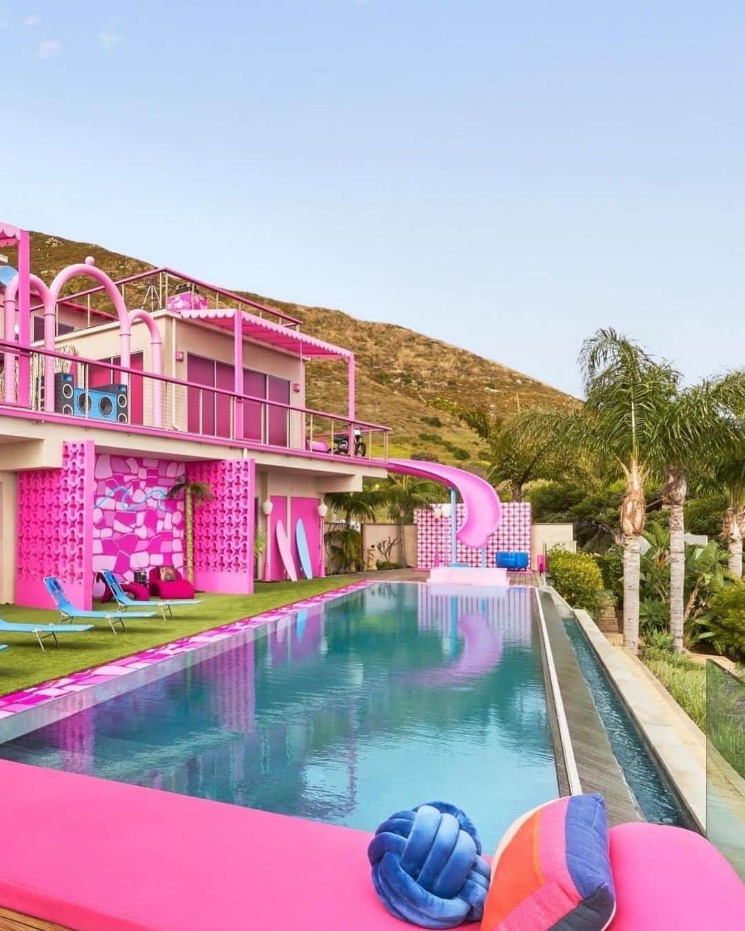 Blonde Saladさんのインスタグラム写真 - (Blonde SaladInstagram)「This is a dream came true! Barbie’s Malibu DreamHouse is back on Airbnb – but this time, Ken is hosting. 👱🏼‍♂️  While Barbie is away, Ken is listing his room in her iconic Malibu DreamHouse on Airbnb and bringing Barbie’s all-pink world back by popular demand.  In celebration of the highly anticipated release of Barbie The Movie, Ken is inviting two lucky guests to stay in the newly revamped Malibu DreamHouse in all its Kendom glory.  Located in sunny Malibu, the oceanfront mansion features panoramic views and serves as the perfect backdrop for Ken’s picture-plastic paradise. Fans will be able to request to book Ken’s bedroom in the Malibu DreamHouse for two individual one-night stays for up to two guests each on July 21 and July 22, 2023. Of course the stay will be free of charge but be prepared for a rollerblades ride with Ken! 💖  📸 Airbnb  #Barbie #Barbiecore #BarbieTheMovie #BarbieMalibuHouse #TheBlondeSalad」6月29日 1時05分 - theblondesalad