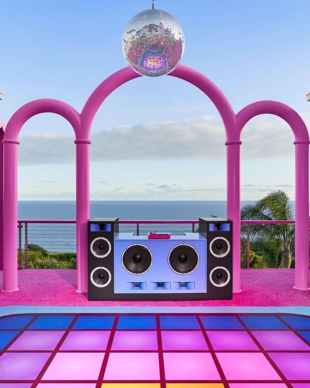 Blonde Saladさんのインスタグラム写真 - (Blonde SaladInstagram)「This is a dream came true! Barbie’s Malibu DreamHouse is back on Airbnb – but this time, Ken is hosting. 👱🏼‍♂️  While Barbie is away, Ken is listing his room in her iconic Malibu DreamHouse on Airbnb and bringing Barbie’s all-pink world back by popular demand.  In celebration of the highly anticipated release of Barbie The Movie, Ken is inviting two lucky guests to stay in the newly revamped Malibu DreamHouse in all its Kendom glory.  Located in sunny Malibu, the oceanfront mansion features panoramic views and serves as the perfect backdrop for Ken’s picture-plastic paradise. Fans will be able to request to book Ken’s bedroom in the Malibu DreamHouse for two individual one-night stays for up to two guests each on July 21 and July 22, 2023. Of course the stay will be free of charge but be prepared for a rollerblades ride with Ken! 💖  📸 Airbnb  #Barbie #Barbiecore #BarbieTheMovie #BarbieMalibuHouse #TheBlondeSalad」6月29日 1時05分 - theblondesalad