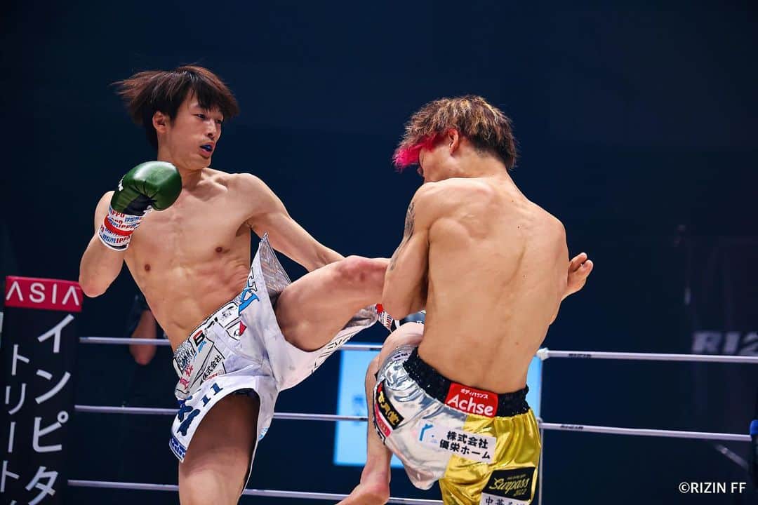 RIZIN FF OFFICIALさんのインスタグラム写真 - (RIZIN FF OFFICIALInstagram)「#RIZIN43 《Match.1》 "A knockdown fest" ----------- Kensei Yamakawa defeats Ryoga Hirano by TKO (3Knockdown) 1:22 of Round 2.  #RIZIN #kick #kickboxing #山川賢誠 #kenseiyamakawa #平野凌我 #ryogahirano」6月29日 12時00分 - rizin_pr