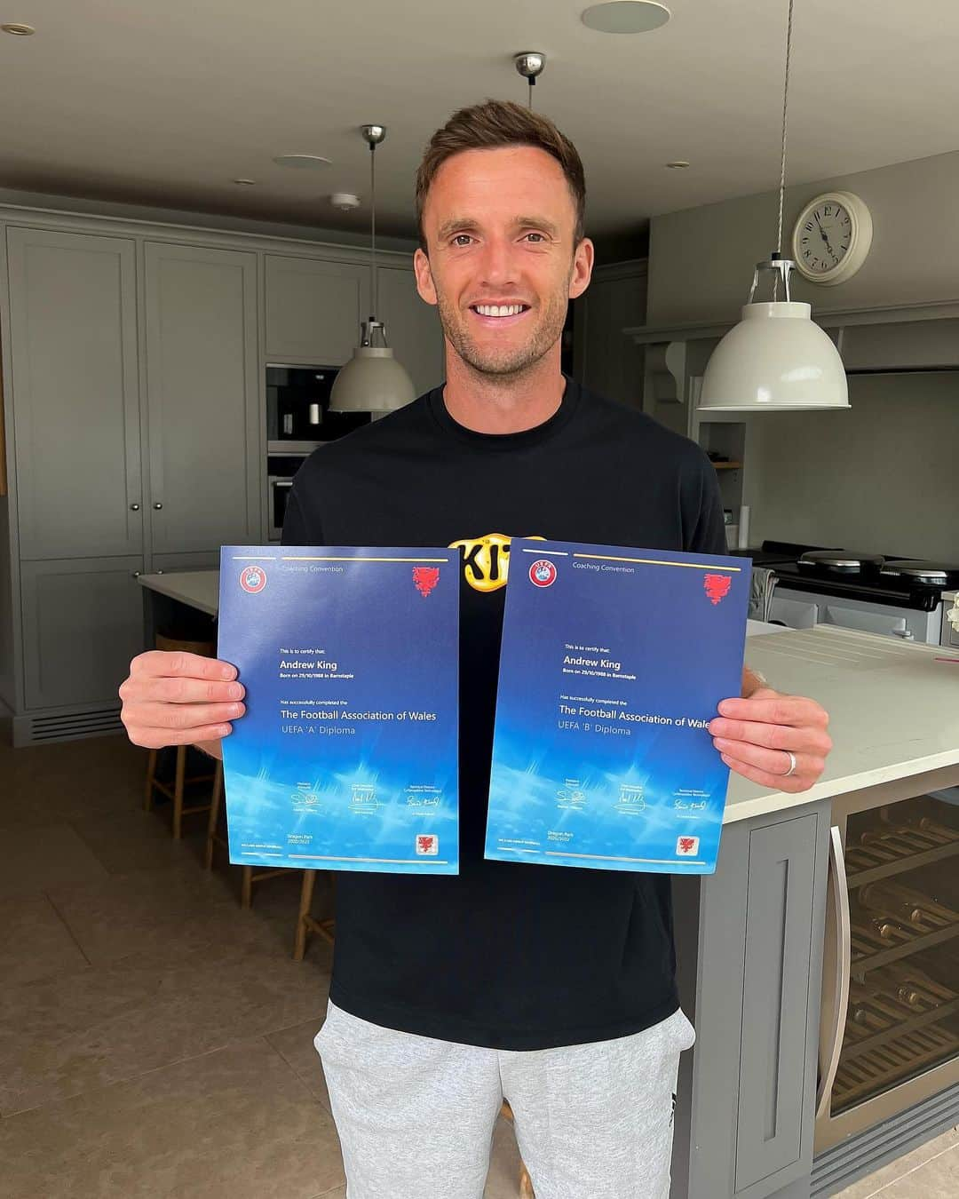 アンディー・キングのインスタグラム：「UEFA A&B coaching licence completed 📚」