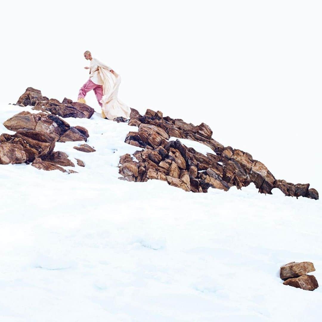 アイリス・ロウさんのインスタグラム写真 - (アイリス・ロウInstagram)「Kissing~❆*•snowflakes 🥊 @wsjmag」6月29日 1時14分 - lirisaw