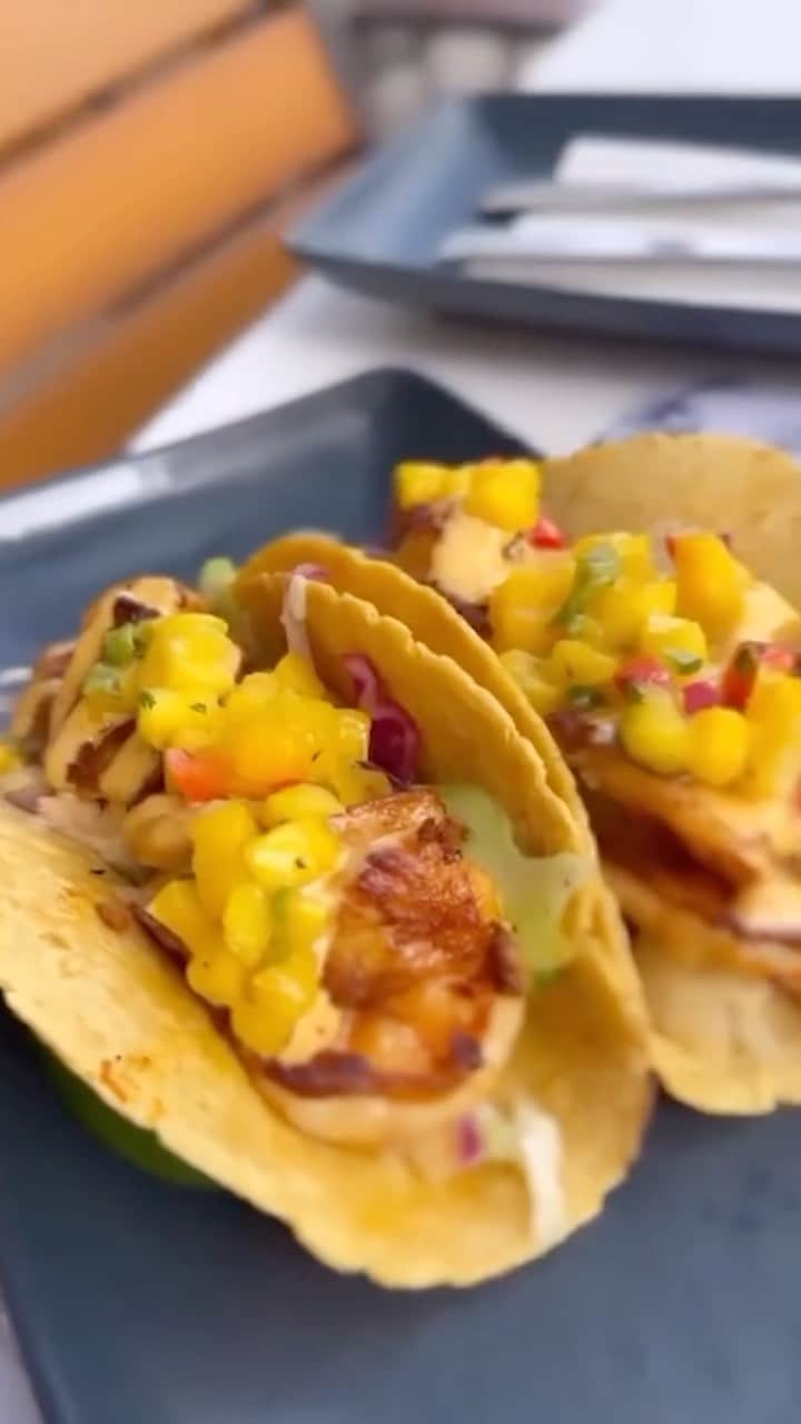 トミー バハマのインスタグラム：「Happy Hour is ON! Our NEW Palm Beach location is open and we’re even more excited than @eatpalmbeach . Stop in for a mini-vacation and treat yourself to paradise. 🍹🌮」