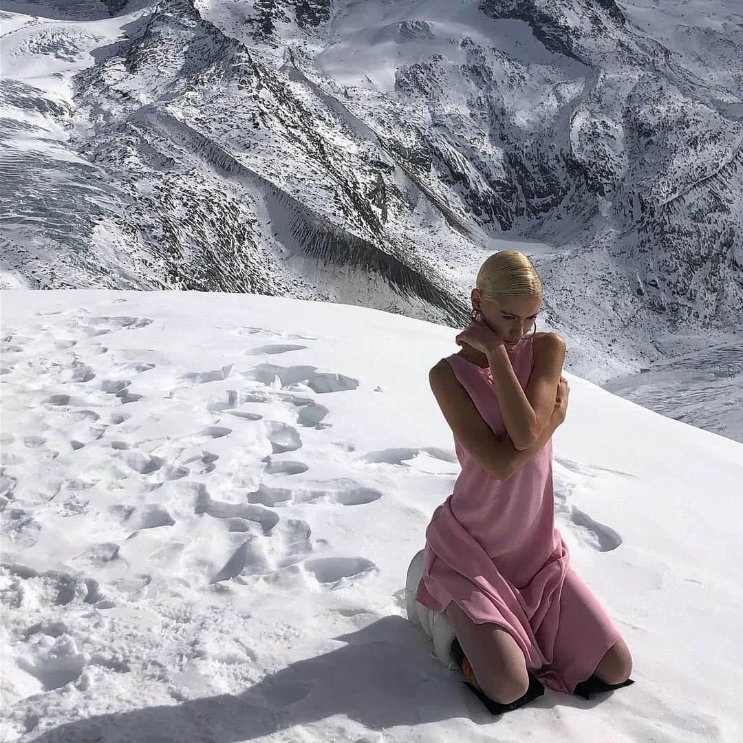 のインスタグラム：「Kissing~❆*•snowflakes 🥊 @wsjmag」