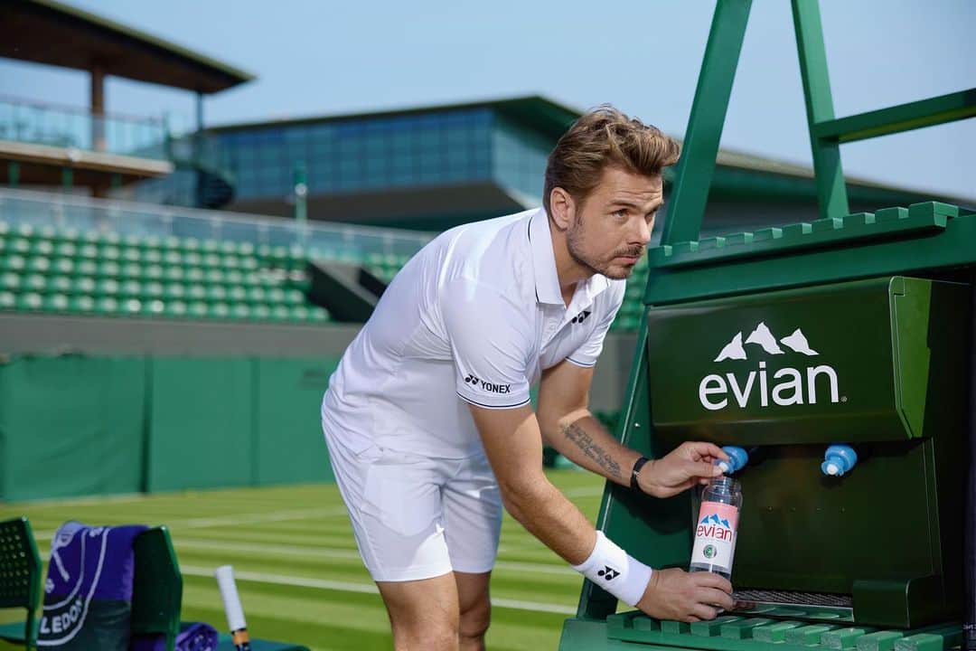 evianさんのインスタグラム写真 - (evianInstagram)「Another year at the championships with @evianwater first ever on-court refillable solution💧👏🏻💥👌🏻 Thank you @wimbledon for providing players with their own reusable bottles. Staying hydrated is so important 🙏🏻🎾💧 #evian #wimbledon #tennis」6月29日 1時22分 - evianwater