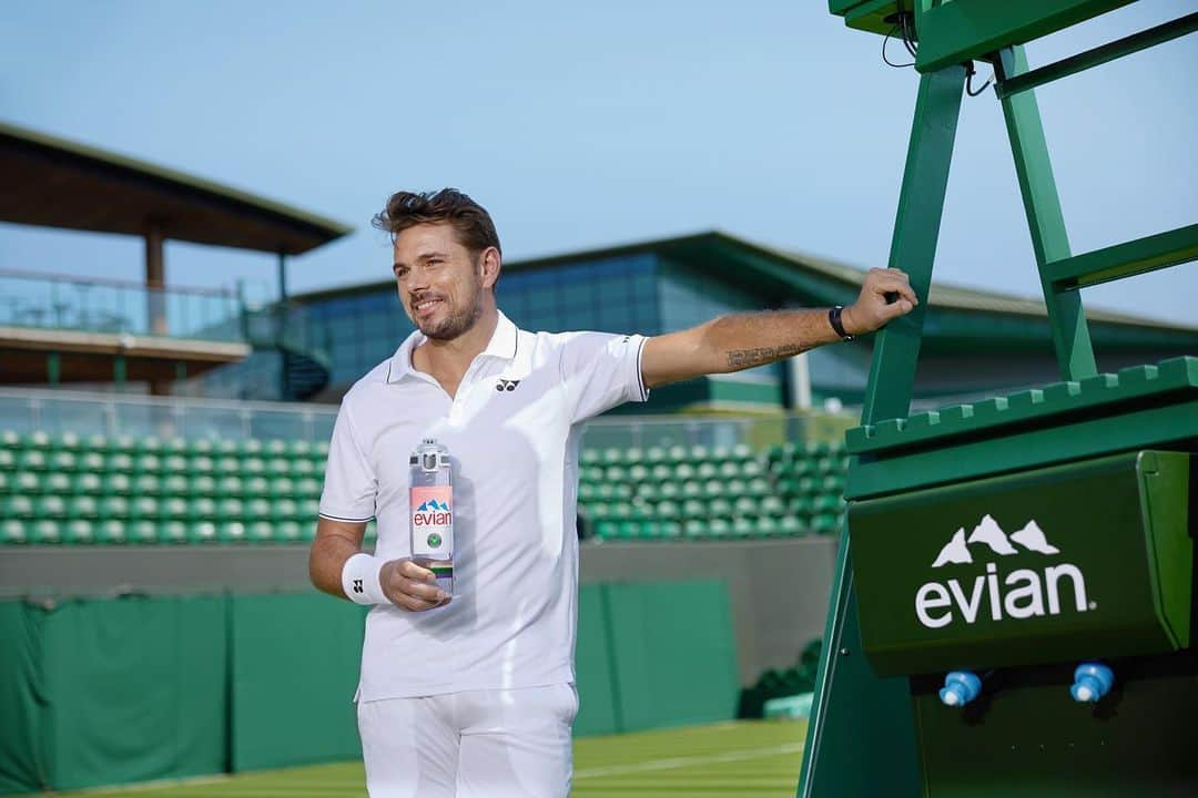 evianさんのインスタグラム写真 - (evianInstagram)「Another year at the championships with @evianwater first ever on-court refillable solution💧👏🏻💥👌🏻 Thank you @wimbledon for providing players with their own reusable bottles. Staying hydrated is so important 🙏🏻🎾💧 #evian #wimbledon #tennis」6月29日 1時22分 - evianwater