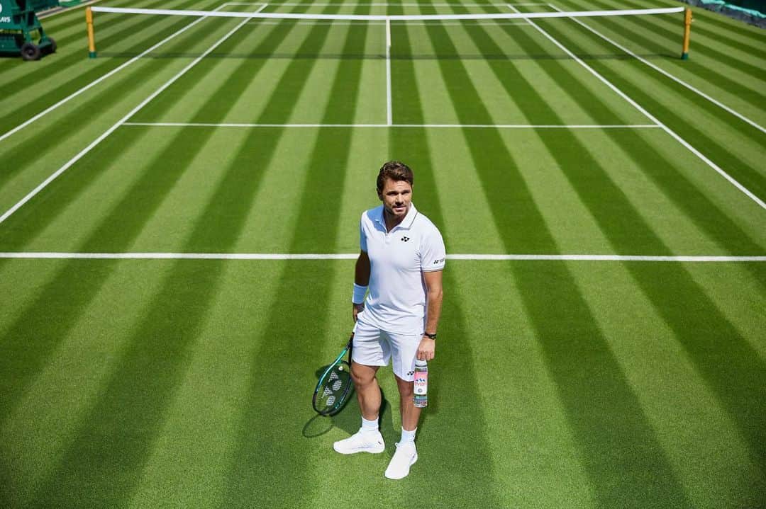 evianのインスタグラム：「Another year at the championships with @evianwater first ever on-court refillable solution💧👏🏻💥👌🏻 Thank you @wimbledon for providing players with their own reusable bottles. Staying hydrated is so important 🙏🏻🎾💧 #evian #wimbledon #tennis」