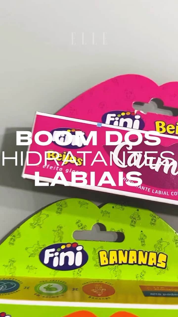 ELLE Brasilのインスタグラム：「Você sabia que o Carmed Fini bateu a meta de vendas do ano em apenas 20 dias? Foram 40 milhões de hidratantes labiais vendidos – um hype muito maior que o esperado. Atualmente, a hashtag #CarmedFini já tem 200 milhões de visualizações na rede ao lado. Surfando na onda desse fenômeno, nosso editor de beleza @pedrojcamargo_ explica o boom desse produto, que já vem sendo desenhado há alguns anos por marcas como @glossier, @fentybeauty e @diorbeauty. Assista já! (vídeo: @ricardojfer)」