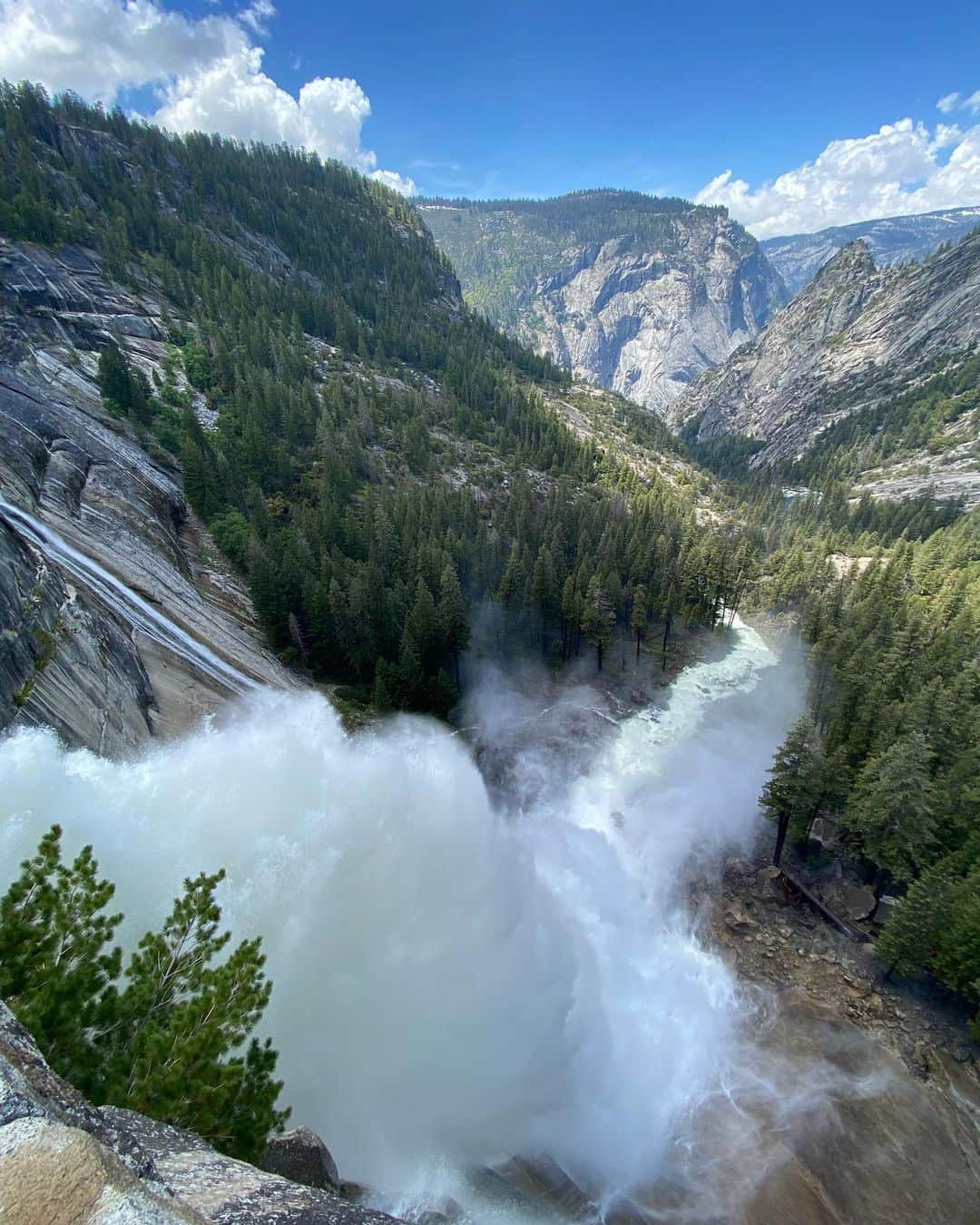 ベス・ロッデンのインスタグラム：「Waterfalls in full force 💦🏞️」