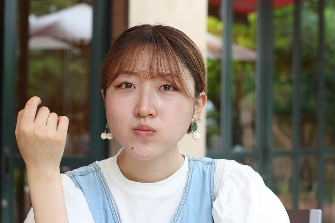 のインスタグラム：「テラスで朝ごはん🍳 いつもより早起き。寝ぼけ顔🥱」