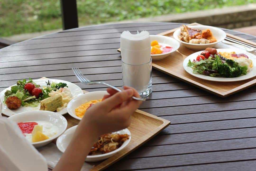 ゆりめりさんのインスタグラム写真 - (ゆりめりInstagram)「テラスで朝ごはん🍳 いつもより早起き。寝ぼけ顔🥱」6月29日 1時26分 - yurimeri_official