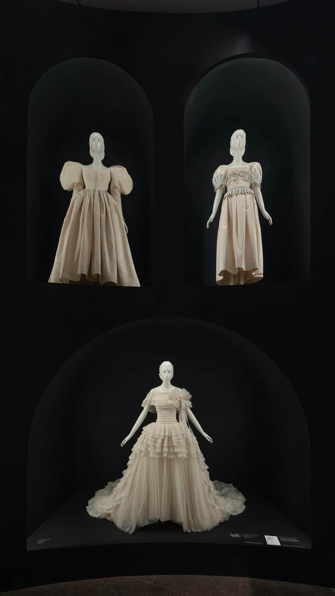 のインスタグラム：「Who will you bring with you to see “Karl Lagerfeld: A Line of Beauty”? Tag your best fashion-loving friend—and plan your visit before it closes July 16.    Can’t make it during regular hours? Stop by during special Sunday evening hours until 9 pm. (The rest of the Museum is not open during this time.)   Please note: Large bags, backpacks, liquids, and strollers are not permitted in the exhibition. Free bag and coat check is available in Great Hall.    #ALineOfBeauty」