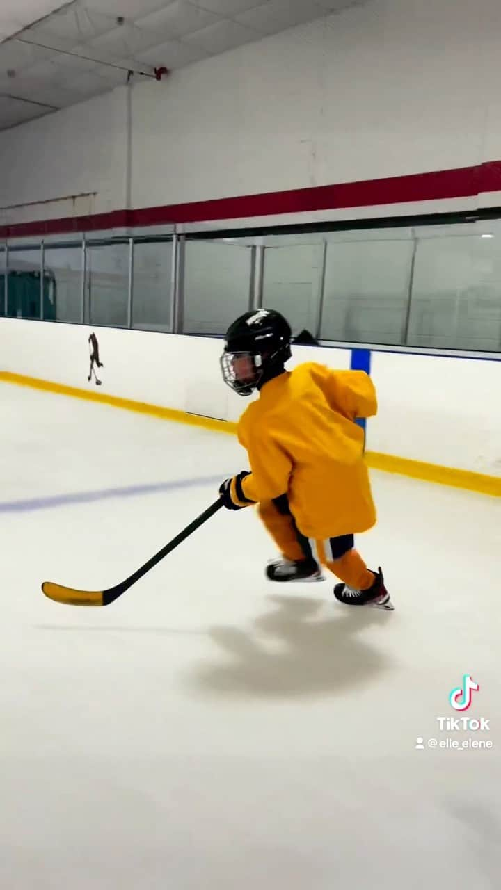 エレーネ・ゲデヴァニシヴィリのインスタグラム：「This is why I love my job. Bens transformation! Ben is mine and Coach Hero’s last year project, he went from a boy who could barely skate and hold his stick to this!   @cuttingedgeiceacademy_  @besahockey  @ditosss   #hockey #hockeylife #Balance #efficiency #Speed #Agility」