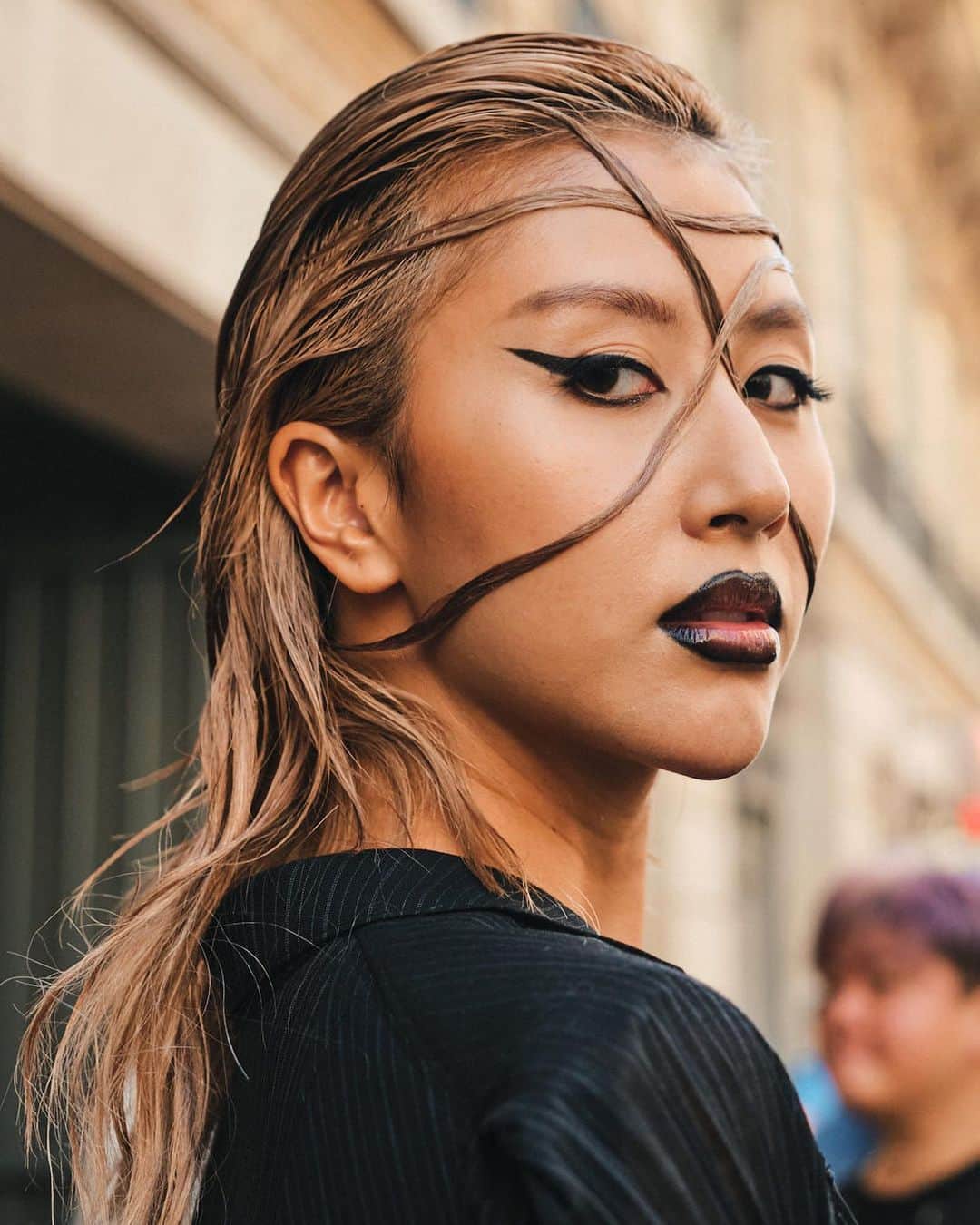 New York Times Fashionさんのインスタグラム写真 - (New York Times FashionInstagram)「Outside the men’s wear shows in Milan and Paris this month, fashion insiders showed up in inventive looks that included three-piece suits and graphic tees. Pharrell Williams, the new Louis Vuitton men’s creative director, wore a Kenzo jacket-and-shorts set.  The photographer @simbarashecha spent 10 days observing the fashion on the streets of Milan and Paris, where neck scarves were a potent accessory and the few who had traditional neckties wore them atypically, including with collarless shirts.  “It’s not a stretch to say that men’s wear has long been seen by many as simpler and less creative than women’s wear,” he writes. “But as more men have found ways to personalize even the most traditional staples, they have shown that there are far wider possibilities than once thought.”  Others on the street revived a fad popularized in the early 1990s by the hip-hop duo Kriss Kross: wearing blazers and shirts in reverse, so the buttons and lapels were on the back. And there were various graphic tops with popular culture references, including a fisherman’s sweater with an image of Kurt Cobain’s face and a sleeveless tunic featuring the album cover of “Substance” by New Order.  See more style outside from recent fashion weeks at the link in bio. Photos by @simbarashecha」6月29日 1時42分 - nytstyle