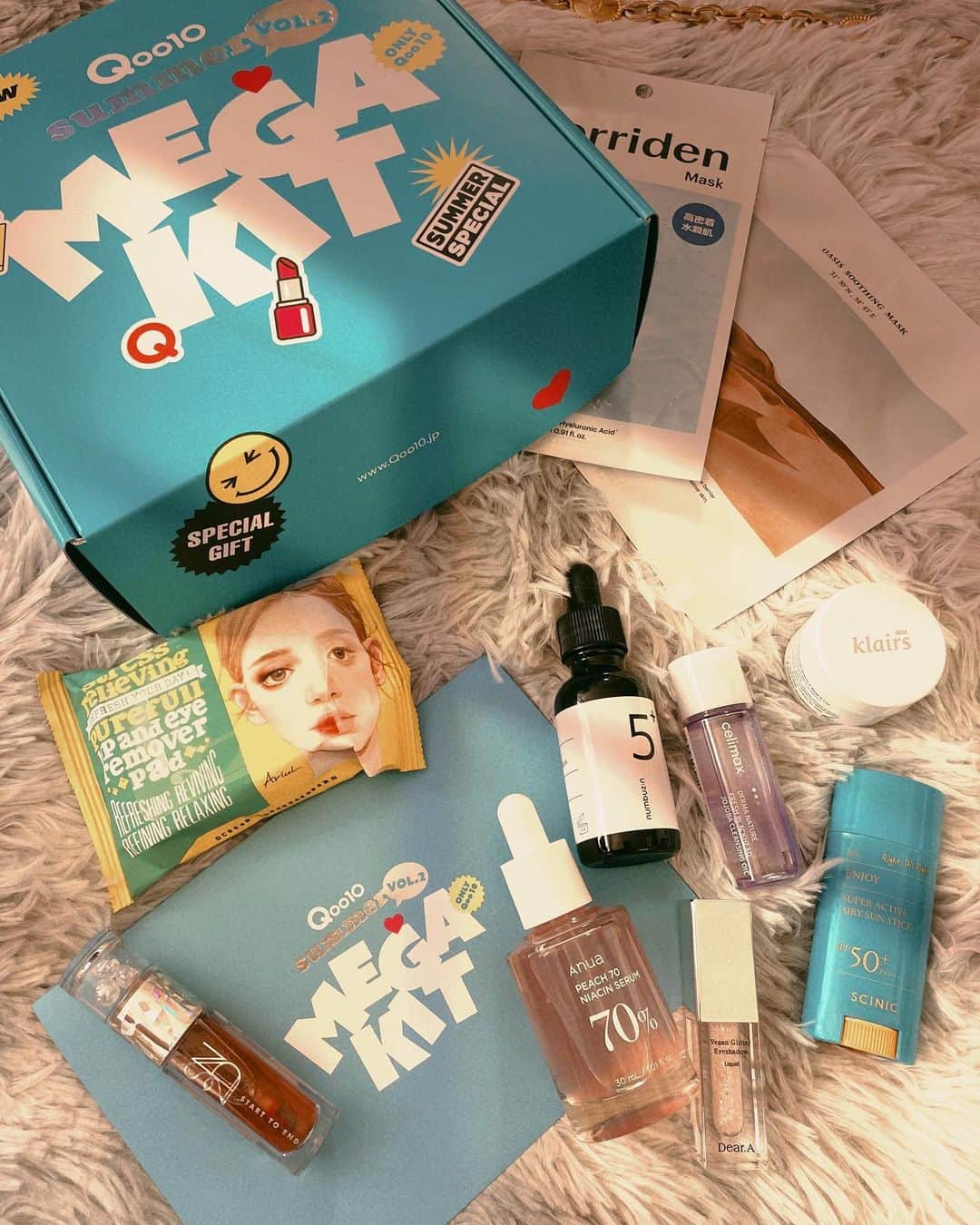 のインスタグラム：「⁡ 🩷Qoo10 MEGA KIT🩷 ⁡ 「20%メガポキャンペーン」が 7月1日からスタート✨✨ qoo10さま（ @qoo10.official ）より 素敵なアイテムの詰まった𝘉𝘖𝘟が届きました💕  どのアイテムもとっても良かったので さっそくレポしていきます🫶  𝘥𝘦𝘢𝘳,𝘒𝘭𝘢𝘪𝘳𝘴 ☑︎フレッシュリージュースドビタミンEマスク ビタミンEたっぷりで小じわや乾燥のケアにぴったり！ ぷるぷるで杏仁豆腐みたい…✨ ⁡ 𝘈𝘯𝘶𝘢 ☑︎桃70％ナイアシンセラム 桃から抽出した自然由来成分がポイント！ ピンクが可愛くて気分のあがる美容液♡︎ ⁡ 𝘯𝘶𝘮𝘣𝘶𝘻𝘪𝘯 ☑︎5番 白玉グルタチオンＣ美容液 全ての刺激の跡を消し去り 明るい透明肌へ導く高濃縮美容液…！？ 透明肌目指して使いまくりたいアイテム♡︎ ⁡ 𝘈𝘳𝘪𝘶𝘭 ☑︎ストレスリリービングリップアンドアイリムーバーパッド 30枚 刺激もなく簡単にしっかりメイクオフできるクレンジングシート♡︎ ⁡旅行に持っていきたいなぁ～  𝘚𝘊𝘐𝘕𝘐𝘊 ☑︎サイニック エンジョイ スーパー アクティブ エアリー サンスティック 𝘚𝘗𝘍50 + 𝘗𝘈 ++++ 15𝘨 手を汚さずに𝘜𝘝カットできる日焼け止め。 紫外線強くなってきたからしっかり日焼け止め塗って予防しよう♪ ⁡ 𝘤𝘦𝘭𝘪𝘮𝘢𝘹 ☑︎フレッシュクレンジングオイル 毛穴の汚れまでつるん！なクレンジングオイル 低刺激なのも嬉しい… ⁡ 𝘋𝘦𝘢𝘳.𝘈 ☑︎グリッターアイシャドウ きらきらグリッター♡︎ ⁡涙袋に塗ると最強です✨  𝘚2𝘕𝘋 ☑︎エンドラスターティント パッケージも可愛いティントリップです！ ⁡イエベ優勝カラーでかわいい♡  𝘋𝘳.𝘈𝘭𝘵𝘩𝘦𝘢 ☑︎オアシススージングマスク 使用感がとにかくいい！と話題。 ⁡保湿、鎮静に特化した 美容液たっぷりの超密着マスクです♪  𝘛𝘰𝘳𝘳𝘪𝘥𝘦𝘯 ☑︎ダイブインマスク ダイブインセラムがそのまま入った 敏感肌の人にもおすすめの高密着シートマスクです  ⁡ *⑅୨୧┈┈┈┈୨୧⑅*－－－－－－－－－－－－－－－  個人的に「5番 白玉グルタチオンＣ美容液」と「フレッシュリージュースドビタミンEマスク」が推し 🥰❤️  YouTubeでもレビューしたので ぜひチェックしてくださいな♪  ⁡🌸 「20％メガポ」キャンペーン 🌸 ▶︎ https://special.qoo10.jp/DynamicAD/5298/  　 #Qoo10MegaKit #Qoo10 #メガポ #PR ⁡ ⁡」
