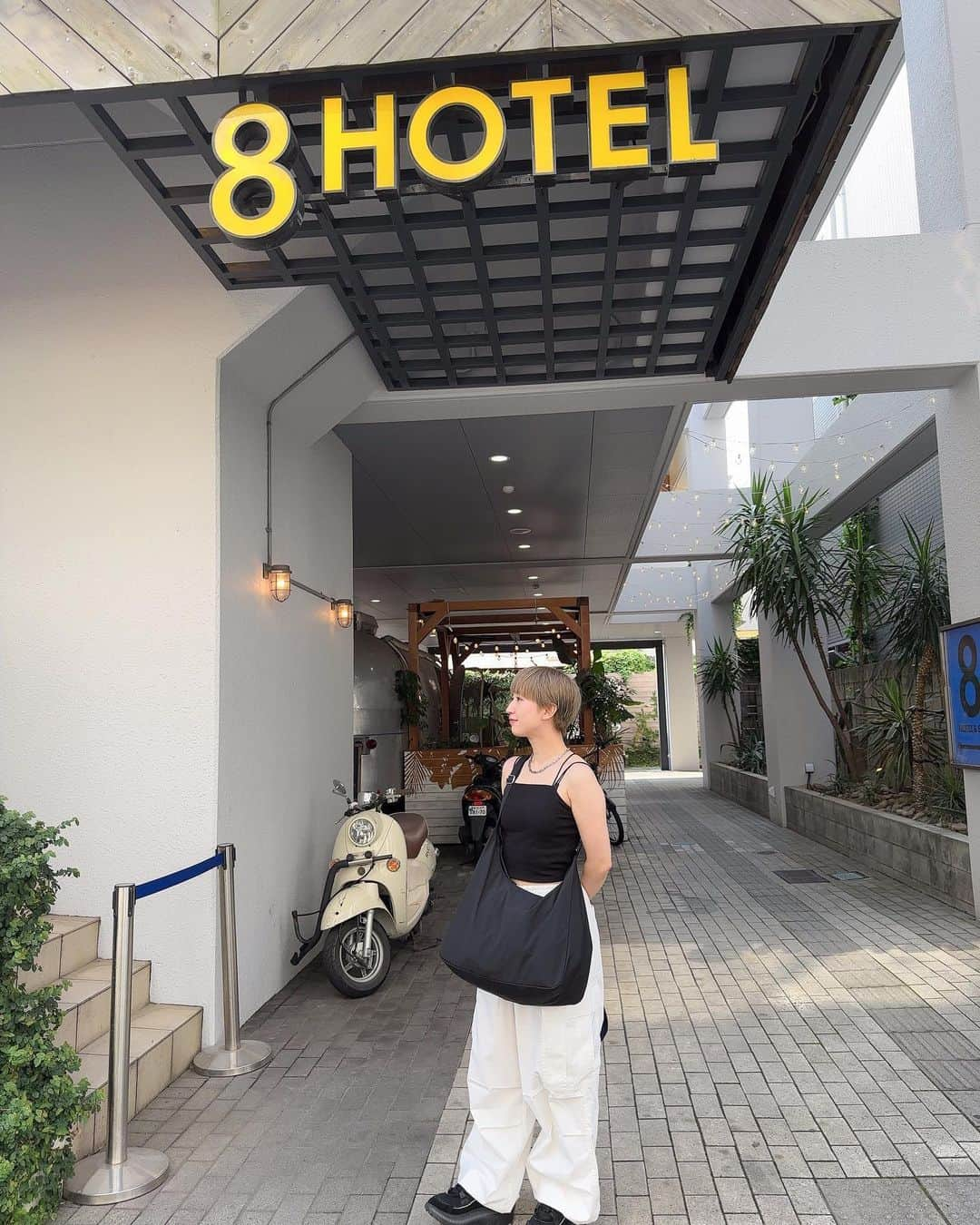 片山陽加のインスタグラム：「ᴺᴱᵂ♡  サ旅日記📖 先日、湘南藤沢にある @8hotel_fujisawa へ🏨  インスタで見て気になってた所♪ 実際に利用してみたら、、、 スパ施設めちゃくちゃ最高だった♨️  サウナは100℃近い温度で サウナ室は小声でお話もできるし セルフロウリュウもできる！！！ 撮影も🆗✨ 水風呂は約19℃で個人的には最高の水温🥺 お湯の湯船やぬる湯くらいの温度の プール感覚で入れるお風呂もあったり サウナ後の外気浴スペースも有！！  スパエリアもだし、 ホテルのお部屋や併設されてるcafeが 綺麗で清潔感あってとにかくお洒落♡ ホテルは駅チカだし、 新宿から電車で1時間くらいで来れちゃうのに この非現実的な空間を味わえ、 さらに「SAUNACHELIN」も受賞している 熱々のサウナで整えられるのは もうこの上ない至福の時🧖  今回ホテルは1泊、朝食付きで スパ施設2回利用券もついてたんだけど あまりにもサウナと整いスペースが極上すぎて もう1回追加した笑  90分 ¥2,000 そりゃ追加しちゃうよね😍  サウナ好きは行くしか！！！！  PR @8hotel_fujisawa #湘南 #8ホテル #ホテル #サウナ #スパ #sauna #8hotel #hotel #藤沢　#saunachelin #最高」