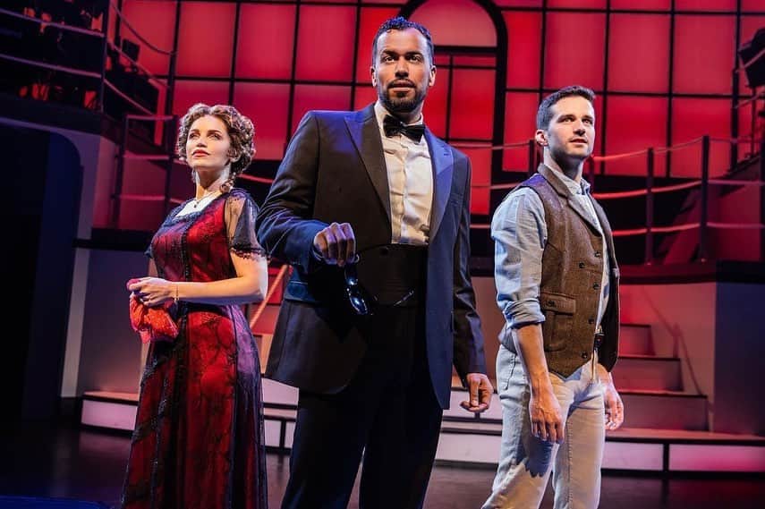 リンジー・ピアースのインスタグラム：「How it’s going vs. How it started with @titaniquemusical 🌹🚢💋 Imagine getting to be at work with these two? Heart eyes every day. 😍  (First photo by @evzmm // Evan Zimmerman)」