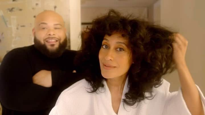のインスタグラム：「Dear Sergio,  Can we be friends?!   Also, buy the robe yo!  #curlconsciousrobe @patternbeauty @sergiohudson」