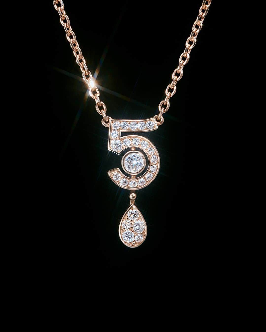 シャネルさんのインスタグラム写真 - (シャネルInstagram)「N°5 Fine Jewelry Collection.  The ETERNAL N°5 necklace pairs gold with diamonds to trace the shape of Gabrielle Chanel’s favorite number and a drop of the iconic fragrance. All the audacity and spirit of the House, captured in a precious lucky charm.  Discover the collection. Link in bio  #N5Collection #CHANELFineJewelry」6月29日 2時00分 - chanelofficial