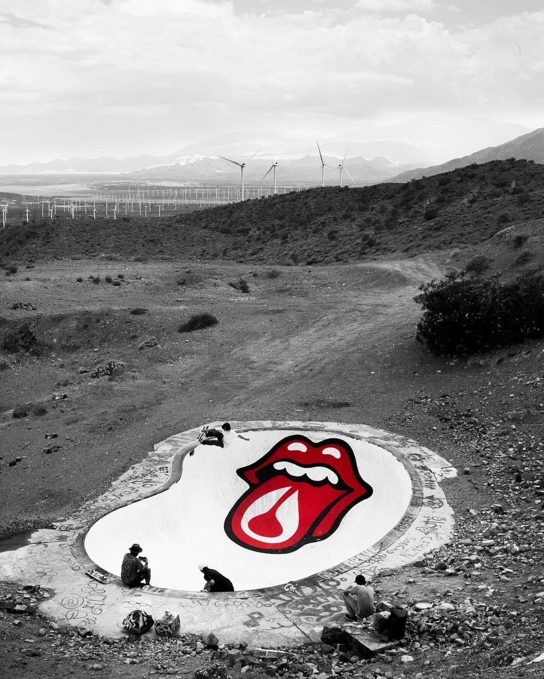 ニクソンのインスタグラム：「x @therollingstones   A collaboration so heavy, we just had to revisit it.  Can’t decide which piece is your favorite? Hit the link in our bio to see the full collection.」